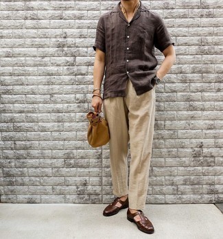 Brown Short Sleeve Shirt Outfits For Men: This is irrefutable proof that a brown short sleeve shirt and beige linen chinos look amazing paired together in a laid-back menswear style. Inject a more laid-back feel into your look by rocking dark brown leather sandals.