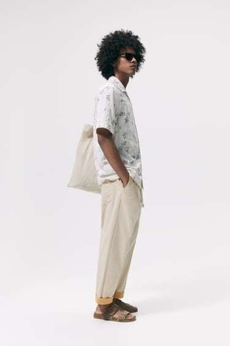 Beige Canvas Tote Bag Outfits For Men: If you're looking for a casual but also dapper outfit, reach for a white floral short sleeve shirt and a beige canvas tote bag. Feeling venturesome today? Switch up this getup by rounding off with a pair of tan suede sandals.