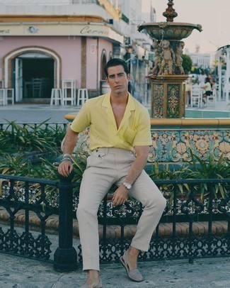 Sandals Outfits For Men: This combination of a yellow short sleeve shirt and grey chinos epitomizes laid-back cool and casual menswear style. To bring a more casual feel to this ensemble, introduce sandals to this outfit.