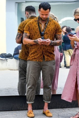 Mustard Print Short Sleeve Shirt Outfits For Men: If the situation permits casual dressing, dress in a mustard print short sleeve shirt and grey chinos. Go off the beaten path and switch up your look with a pair of tobacco suede tassel loafers.