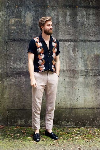 Floral Short Sleeve Shirt Outfits For Men: This combination of a floral short sleeve shirt and beige chinos is the perfect balance between fun and dapper. Rev up this whole outfit by slipping into black leather tassel loafers.