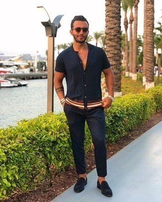 Navy Sunglasses Outfits For Men: For a surefire casual option, you can never go wrong with this pairing of a navy short sleeve shirt and navy sunglasses. And if you need to easily up this outfit with one item, introduce navy suede tassel loafers to this ensemble.