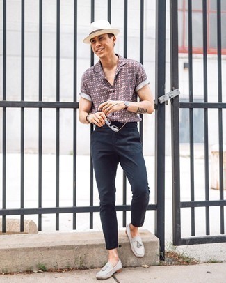 White Straw Hat Outfits For Men: A brown print short sleeve shirt looks especially good when paired with a white straw hat. A pair of grey suede tassel loafers adds a refined aesthetic to the look.