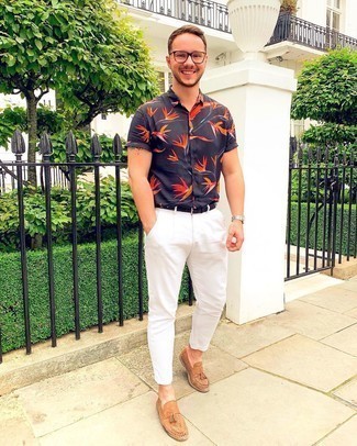 Silver Leather Watch Outfits For Men: A navy floral short sleeve shirt and a silver leather watch paired together are a savvy match. For a dressier twist, why not complete your look with a pair of tan suede tassel loafers?