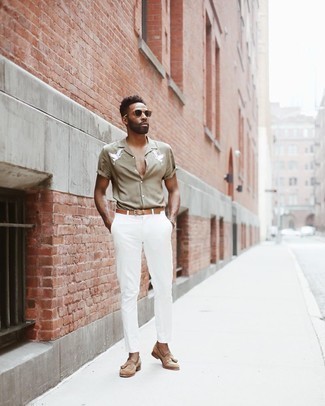 Orange Bracelet Outfits For Men: Showcase that no-one does off-duty quite like you do by wearing an olive embroidered short sleeve shirt and an orange bracelet. Introduce tan suede tassel loafers to the mix to immediately bump up the style factor of this look.