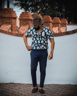 Blue Floral Short Sleeve Shirt Outfits For Men: Wear a blue floral short sleeve shirt with navy chinos to feel infinitely confident in yourself and look fashionable. And if you want to easily bump up your outfit with one single piece, why not introduce a pair of dark brown suede tassel loafers to the equation?