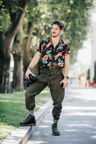 Olive Canvas Belt Outfits For Men: Why not team a navy floral short sleeve shirt with an olive canvas belt? These items are totally practical and will look cool married together. A pair of black leather work boots will put a dressier spin on an otherwise standard look.