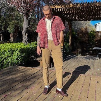 Burgundy Leather Loafers Outfits For Men: Extremely dapper, this relaxed combo of a red print short sleeve shirt and khaki cargo pants will provide you with variety. Feeling adventerous today? Shake things up with burgundy leather loafers.