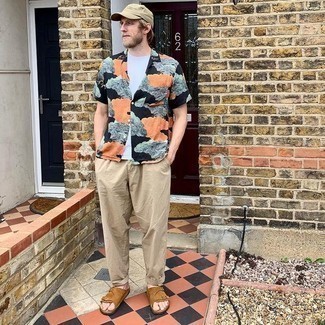 Baseball Cap Outfits For Men: Teaming a black print short sleeve shirt with a baseball cap is an awesome idea for a casually dapper ensemble. A pair of brown suede sandals will effortlessly dial down an all-too-dressy look.