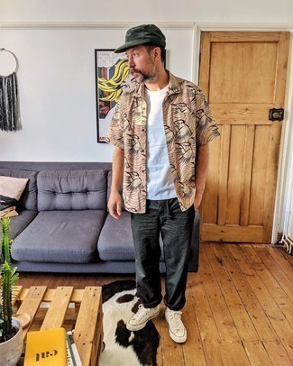 Dark Green Baseball Cap Outfits For Men: For a look that offers function and style, marry a tan print short sleeve shirt with a dark green baseball cap. To bring a bit of fanciness to your look, introduce beige canvas low top sneakers to the equation.