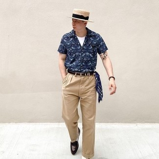 Chinos Outfits: A pulled together combination of a navy print short sleeve shirt and chinos will set you apart in an instant. Why not take a classic approach with shoes and complete this outfit with a pair of dark brown leather loafers?