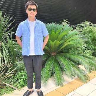 Light Blue Short Sleeve Shirt Outfits For Men: For an off-duty look with a fashionable spin, go for a light blue short sleeve shirt and charcoal linen chinos. Feeling creative? Switch up this getup by rocking a pair of black leather loafers.