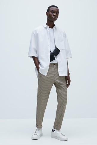 Neck Pouch Outfits For Men: A white short sleeve shirt and a neck pouch are a laid-back combination that every style-conscious man should have in his casual fashion mix. Take a classic approach with footwear and complete this ensemble with a pair of white canvas low top sneakers.