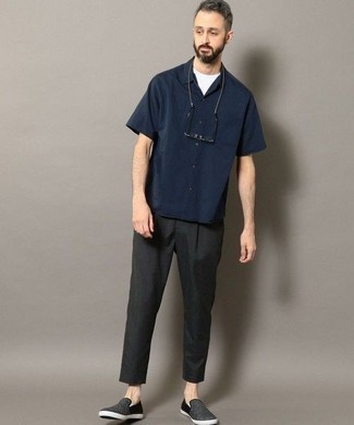 Navy Short Sleeve Shirt Outfits For Men: A navy short sleeve shirt and black chinos will convey this relaxed and dapper vibe. If you're on the fence about how to round off, a pair of charcoal canvas slip-on sneakers is a great choice.