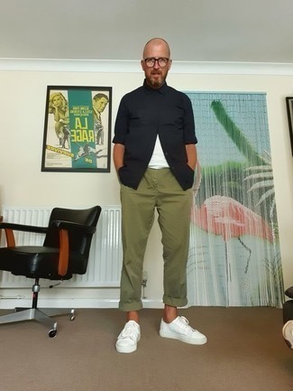 Black Short Sleeve Shirt Outfits For Men: You're looking at the irrefutable proof that a black short sleeve shirt and olive chinos look awesome when teamed together in a casual look. White canvas low top sneakers are a savvy option to finish this look.