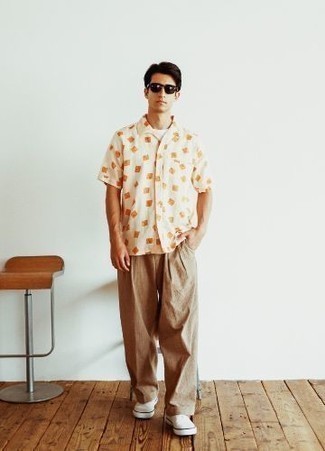 Dark Brown Sunglasses Outfits For Men: Rock a white print short sleeve shirt with dark brown sunglasses to get an edgy and absolutely dapper ensemble. Not sure how to round off this getup? Wear white canvas low top sneakers to dress it up.
