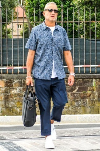 Grey Canvas Tote Bag Outfits For Men: We're all on the lookout for functionality when it comes to styling, and this urban combo of a navy floral short sleeve shirt and a grey canvas tote bag is a vivid example of that. Finish this look with a pair of white canvas low top sneakers to spice things up.