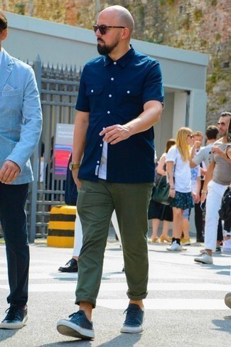 Blue Canvas Low Top Sneakers Outfits For Men: A navy short sleeve shirt and dark green chinos are the kind of a tested off-duty getup that you so desperately need when you have zero time to dress up. A pair of blue canvas low top sneakers integrates nicely within a great deal of ensembles.