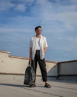 Black Canvas Tote Bag Outfits For Men: Why not consider wearing a white and black print short sleeve shirt and a black canvas tote bag? As well as super comfortable, these two pieces look good worn together. Add black leather sandals to your look to instantly dial up the appeal of your outfit.