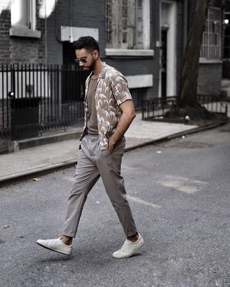 Dark Brown Short Sleeve Shirt Outfits For Men: If you wish take your casual fashion game to a new height, make a dark brown short sleeve shirt and grey chinos your outfit choice. Complement your outfit with a pair of white canvas low top sneakers and off you go looking dashing.