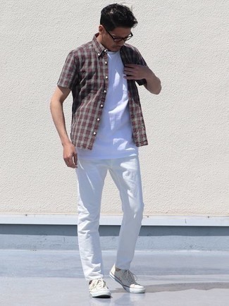 Red Plaid Short Sleeve Shirt Outfits For Men: Demonstrate your chops in men's fashion by wearing this laid-back combination of a red plaid short sleeve shirt and white chinos. For extra style points, grab a pair of beige canvas low top sneakers.