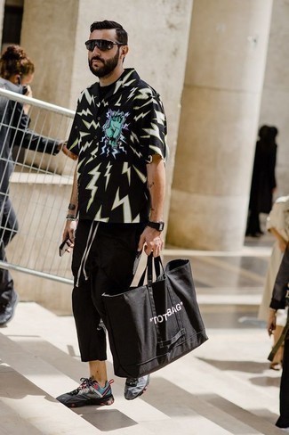 Black Canvas Tote Bag Outfits For Men: The combination of a black print short sleeve shirt and a black canvas tote bag makes this a solid casual look. Want to break out of the mold? Then why not add a pair of multi colored athletic shoes to the equation?