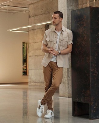 Tan Short Sleeve Shirt Outfits For Men: You'll be surprised at how easy it is for any gentleman to throw together this laid-back outfit. Just a tan short sleeve shirt combined with khaki chinos. A pair of white print leather low top sneakers is a nice option to finish this outfit.