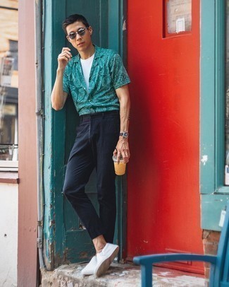 Dark Green Short Sleeve Shirt Outfits For Men: Try teaming a dark green short sleeve shirt with navy chinos for a relaxed casual look with a twist. On the shoe front, this ensemble pairs really well with white leather slip-on sneakers.