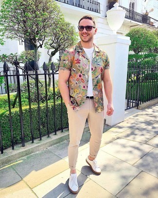 Olive Floral Short Sleeve Shirt Outfits For Men: This off-duty combination of an olive floral short sleeve shirt and beige chinos can only be described as seriously sharp. Our favorite of an infinite number of ways to round off this ensemble is a pair of white canvas low top sneakers.