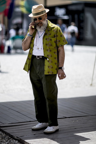 Mustard Print Short Sleeve Shirt Outfits For Men: A mustard print short sleeve shirt and dark green chinos are a great combo that will effortlessly take you throughout the day and into the night. A pair of white leather low top sneakers can integrate seamlessly within a ton of looks.