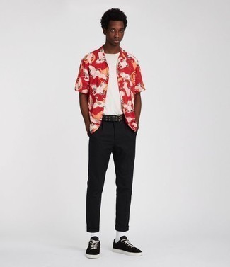 Black Low Top Sneakers Outfits For Men: This combo of a red print short sleeve shirt and black chinos is extremely easy to put together and so comfortable to work all day long as well! If not sure about what to wear on the shoe front, stick to black low top sneakers.