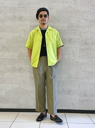Green-Yellow Short Sleeve Shirt Outfits For Men: Effortlessly blurring the line between dapper and relaxed casual, this combination of a green-yellow short sleeve shirt and grey chinos can easily become your go-to. Take your outfit a dressier path by rocking a pair of black leather loafers.