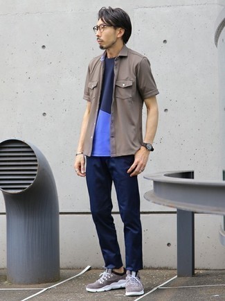 Brown Short Sleeve Shirt Outfits For Men: You'll be surprised at how very easy it is for any gentleman to pull together this casual outfit. Just a brown short sleeve shirt and navy chinos. For something more on the casually cool side to finish this ensemble, complement your outfit with a pair of brown athletic shoes.