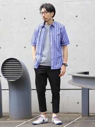 Navy Vertical Striped Short Sleeve Shirt Outfits For Men: A navy vertical striped short sleeve shirt and black chinos are a great combination worth incorporating into your daily wardrobe. A pair of white and navy canvas low top sneakers is a savvy idea to round off this getup.