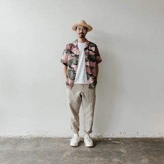 Wool Hat Outfits For Men: Wear a pink print short sleeve shirt and a wool hat for an unexpectedly cool outfit. Complement your ensemble with white canvas low top sneakers to avoid looking too casual.