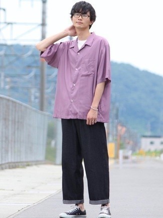Purple Short Sleeve Shirt Outfits For Men: A purple short sleeve shirt and black chinos are a wonderful ensemble to keep in your current casual collection. All you need is a good pair of black and white canvas low top sneakers.