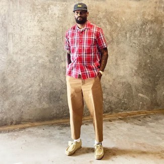 Charcoal Baseball Cap Outfits For Men: If you enjoy functional ensembles, marry a red plaid short sleeve shirt with a charcoal baseball cap. Let your sartorial sensibilities really shine by completing this look with a pair of beige suede desert boots.