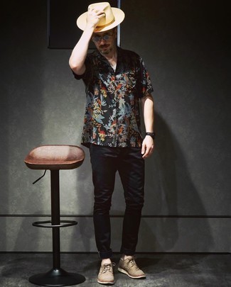 Hat Outfits For Men: A black floral short sleeve shirt and a hat are a savvy getup to keep in your casual collection. Finish with olive canvas derby shoes to jazz things up.