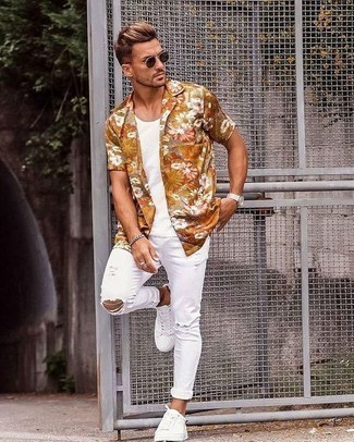 Multi colored Floral Short Sleeve Shirt Outfits For Men: For a bold casual outfit, Consider pairing a multi colored floral short sleeve shirt with white ripped jeans. To bring some extra classiness to your ensemble, complete your getup with a pair of white canvas low top sneakers.