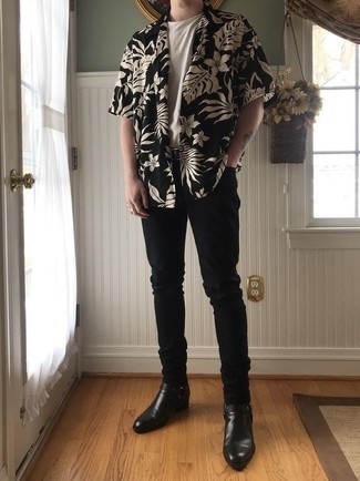 Black and White Floral Short Sleeve Shirt Outfits For Men: This laid-back combination of a black and white floral short sleeve shirt and black jeans is a real lifesaver when you need to look casually cool in a flash. If you want to effortlessly dress up this outfit with shoes, why not introduce a pair of black leather chelsea boots to your ensemble?