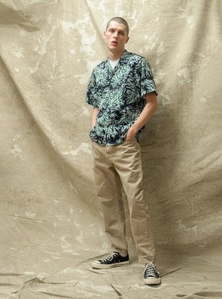 Dark Green Print Short Sleeve Shirt Outfits For Men: A put together combo of a dark green print short sleeve shirt and khaki jeans will set you apart in an instant. For maximum impact, add black and white canvas low top sneakers to the mix.
