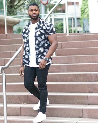 Black Print Short Sleeve Shirt Outfits For Men: This combination of a black print short sleeve shirt and black jeans combines comfort and utility and helps you keep it low-key yet modern. If you don't know how to finish, complete this look with white canvas low top sneakers.