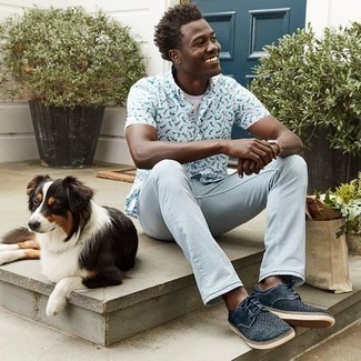 Light Blue Jeans with White Shirt Outfits For Men: Want to inject your menswear arsenal with some elegant dapperness? Pair a white shirt with light blue jeans. To bring a little flair to your look, complete this ensemble with navy woven suede derby shoes.