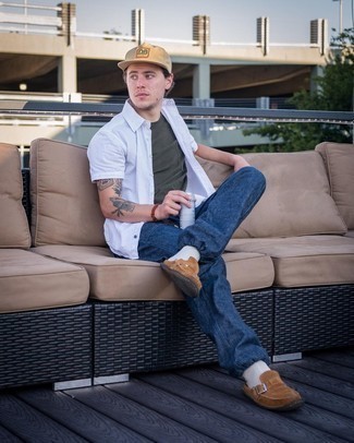 Tan Print Baseball Cap Outfits For Men: A white short sleeve shirt and a tan print baseball cap are the ideal way to infuse effortless cool into your daily casual collection. Throw in brown suede loafers for an instant style fix.