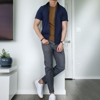 Tan Bracelet Outfits For Men: A resounding yes to this casual street style combination of a navy short sleeve shirt and a tan bracelet! Rounding off with white leather low top sneakers is an effective way to introduce a bit of fanciness to this getup.