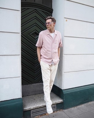 White Leather Low Top Sneakers Outfits For Men: If the setting permits a casual getup, rock a pink short sleeve shirt with beige jeans. When in doubt as to the footwear, complement your getup with white leather low top sneakers.
