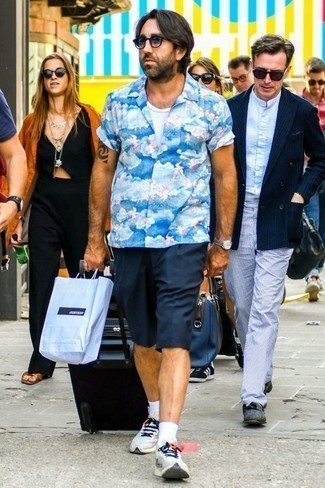 Black Suitcase Outfits For Men: A blue print short sleeve shirt and a black suitcase are amazing menswear must-haves that will integrate nicely within your current off-duty collection. Grey athletic shoes are a surefire way to bring an extra touch of sophistication to your outfit.