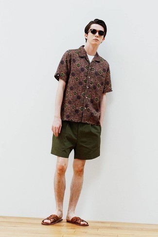Tobacco Short Sleeve Shirt Outfits For Men: Dress in a tobacco short sleeve shirt and olive shorts for a day-to-day ensemble that's full of charm and personality. Feeling creative today? Mix things up by finishing off with a pair of brown leather sandals.