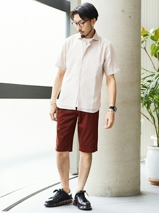 Beige Short Sleeve Shirt Outfits For Men: This relaxed casual combo of a beige short sleeve shirt and tobacco shorts is extremely easy to pull together in seconds time, helping you look seriously stylish and ready for anything without spending too much time going through your wardrobe. For extra fashion points, add a pair of black and white leather low top sneakers to the mix.