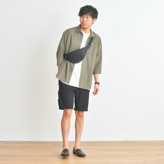 Black Canvas Fanny Pack Outfits For Men: This modern casual combination of an olive short sleeve shirt and a black canvas fanny pack is very easy to throw together in no time flat, helping you look dapper and ready for anything without spending a ton of time searching through your wardrobe. You could perhaps get a bit experimental on the shoe front and introduce a pair of black leather loafers to the mix.